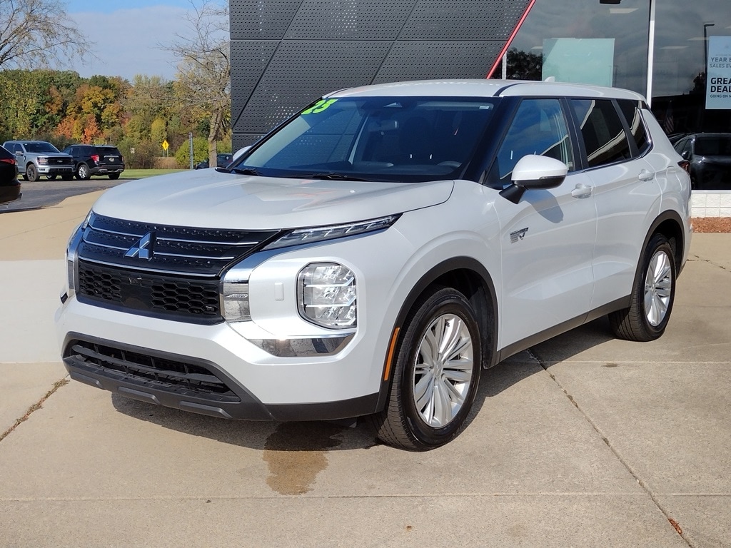 2023 Mitsubishi Outlander Plug-In Hybrid ES's photo