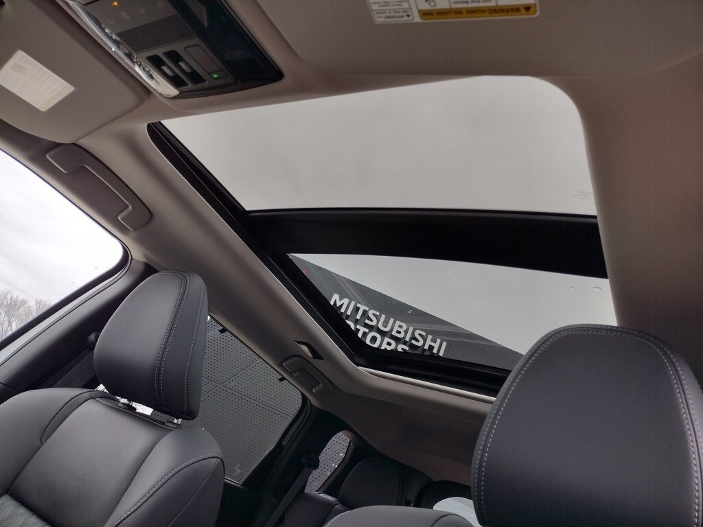 2025 Mitsubishi Outlander SEL GT photo 3