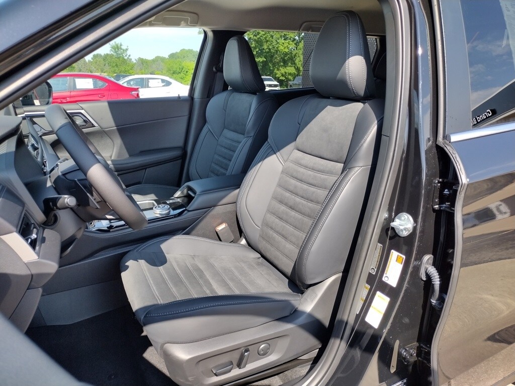 2025 Mitsubishi Outlander SE photo 2