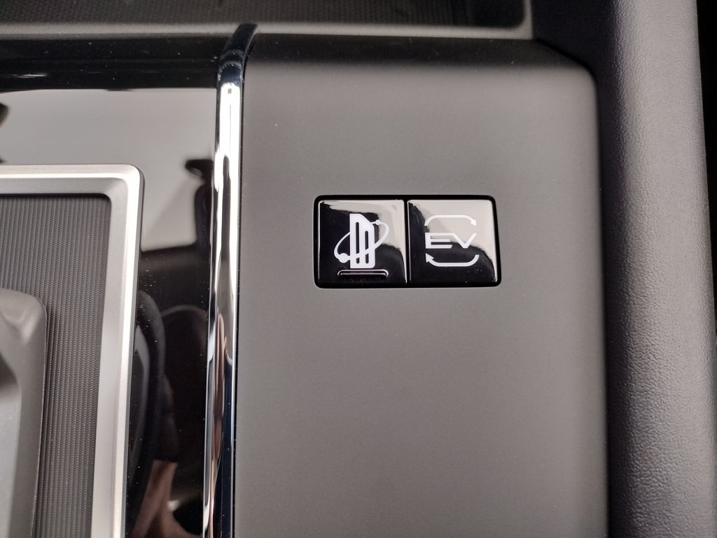 2025 Mitsubishi Outlander Plug-in Hybrid SE - Photo 23