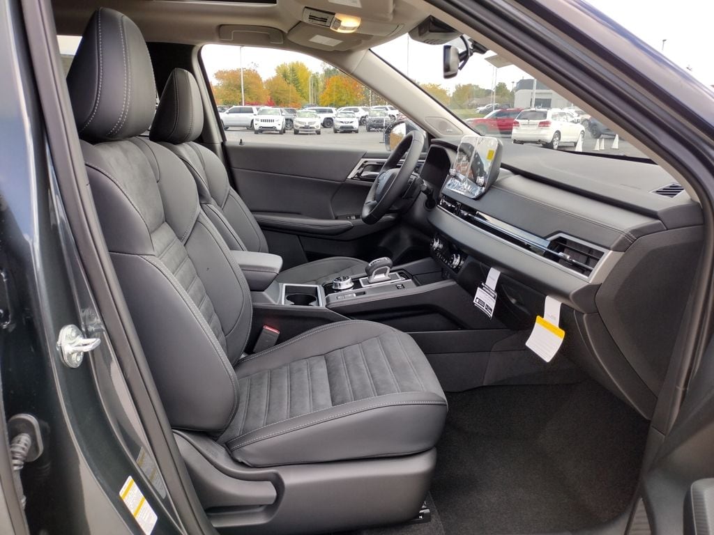 2025 Mitsubishi Outlander Plug-in Hybrid SE - Photo 11
