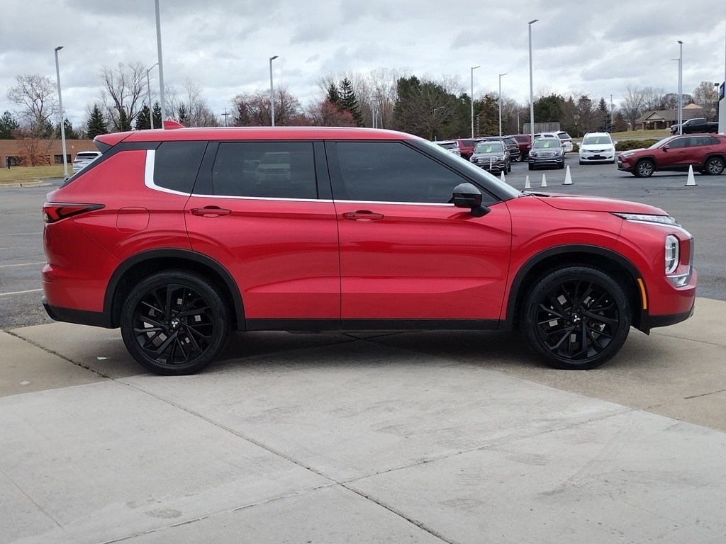 2024 Mitsubishi Outlander SE Black Edition photo 4