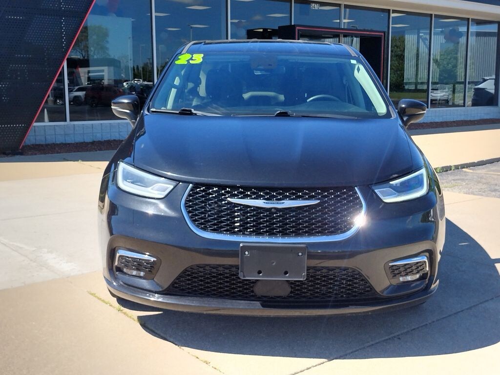 Used 2023 Chrysler Pacifica Touring L Van Passenger Van