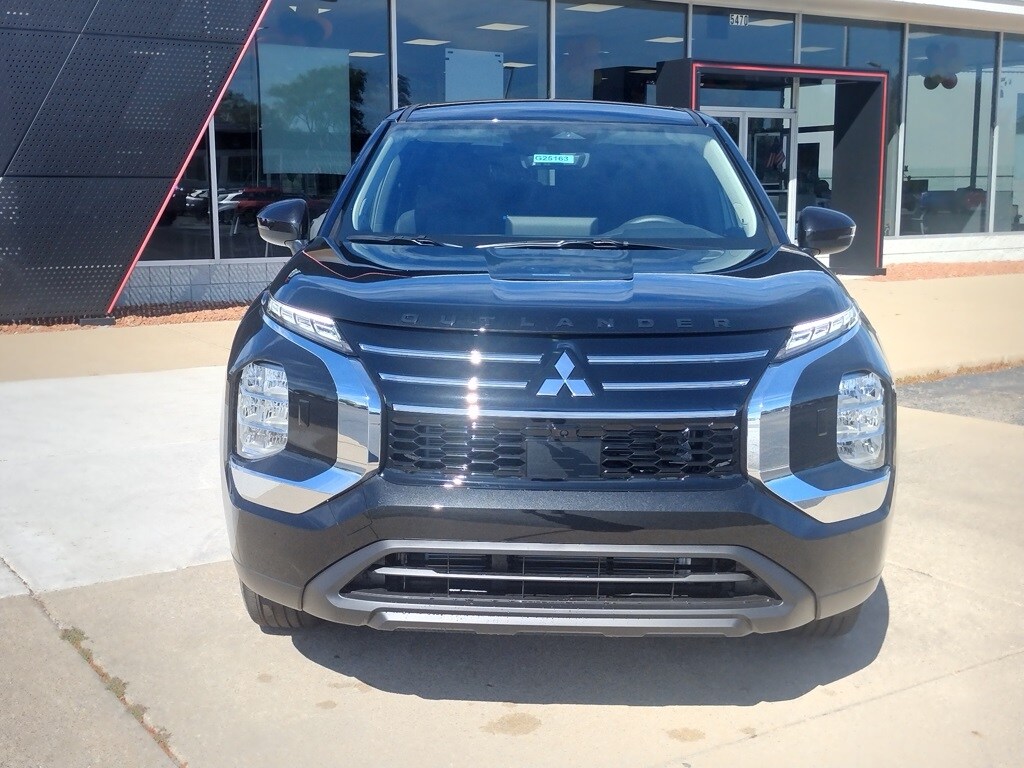 2025 Mitsubishi Outlander ES photo 2
