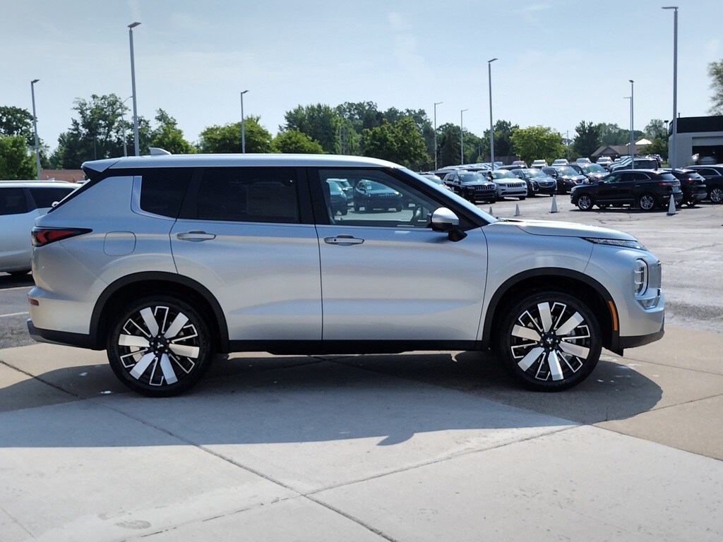 2025 Mitsubishi Outlander SE photo 4