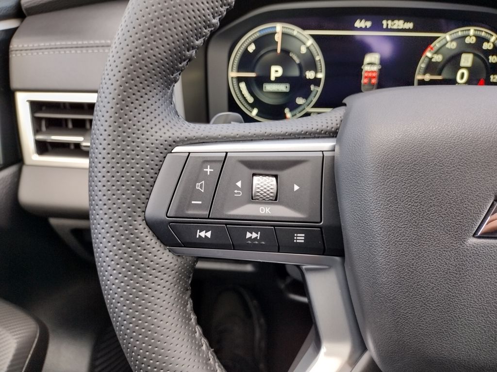 2025 Mitsubishi Outlander Plug-in Hybrid SE - Photo 27