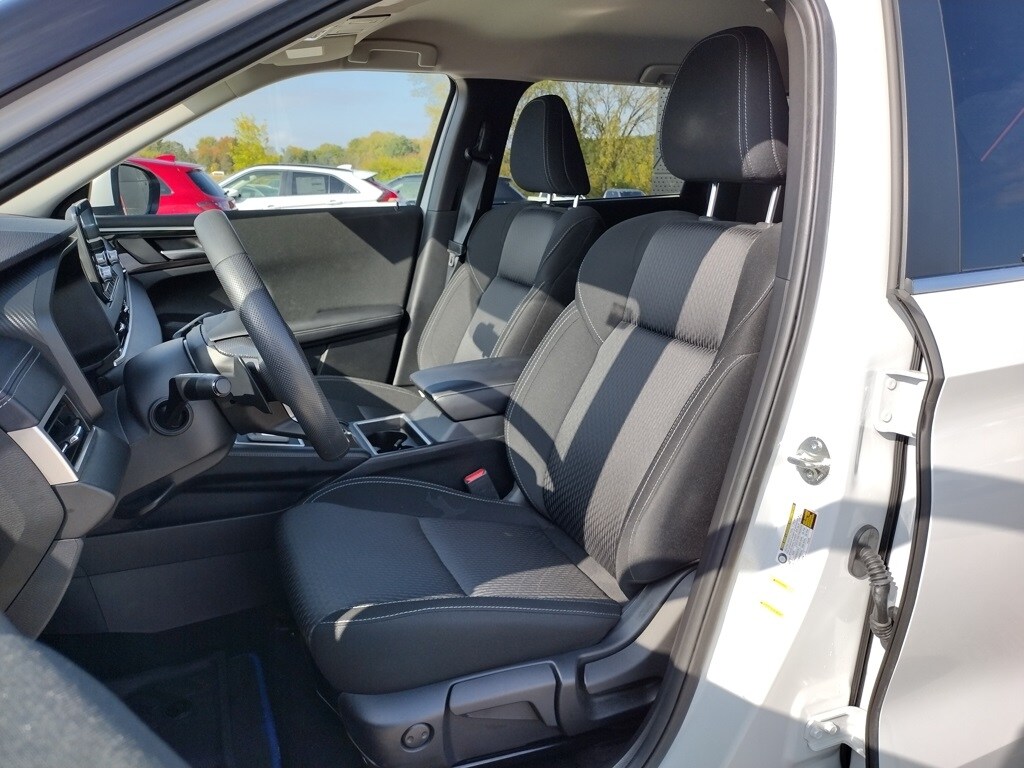 2023 Mitsubishi Outlander PHEV ES photo 2