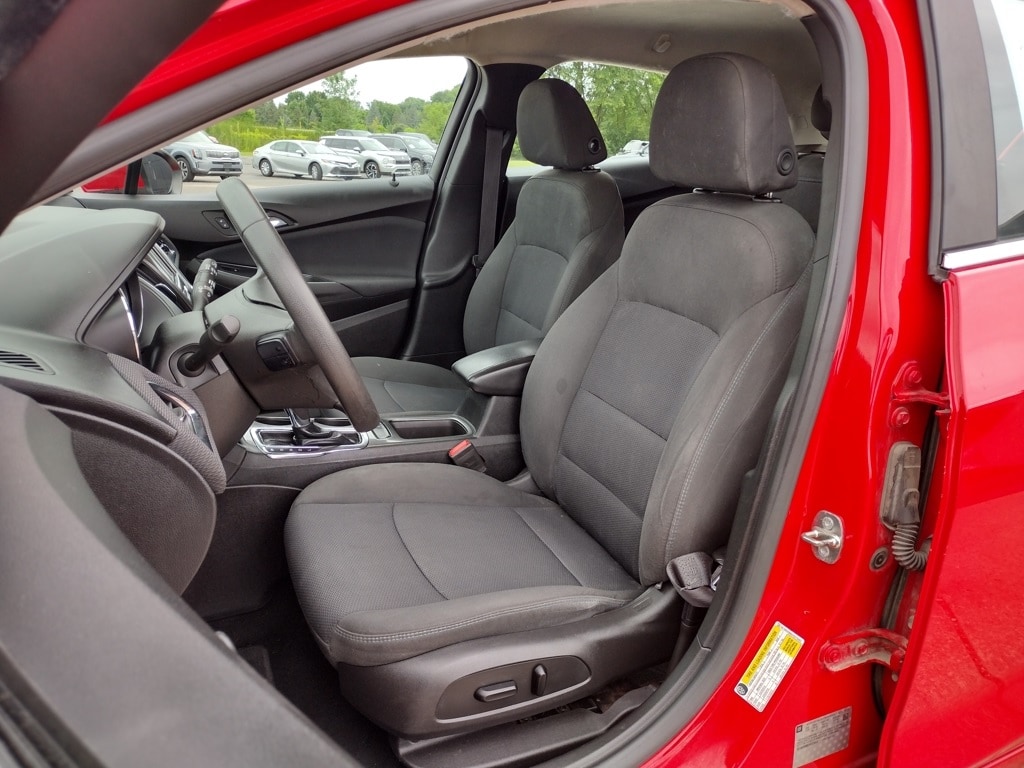 Used 2017 Chevrolet Cruze LT with VIN 3G1BE6SMXHS573403 for sale in Grand Blanc Township, MI