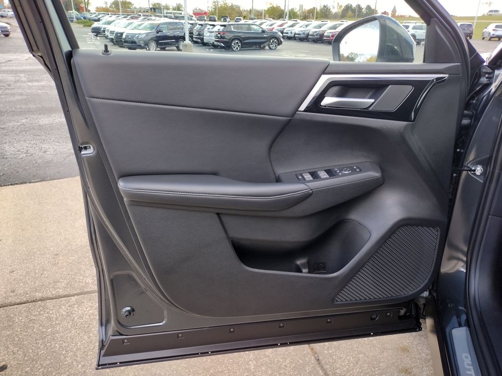 2025 Mitsubishi Outlander Plug-in Hybrid SE - Photo 29