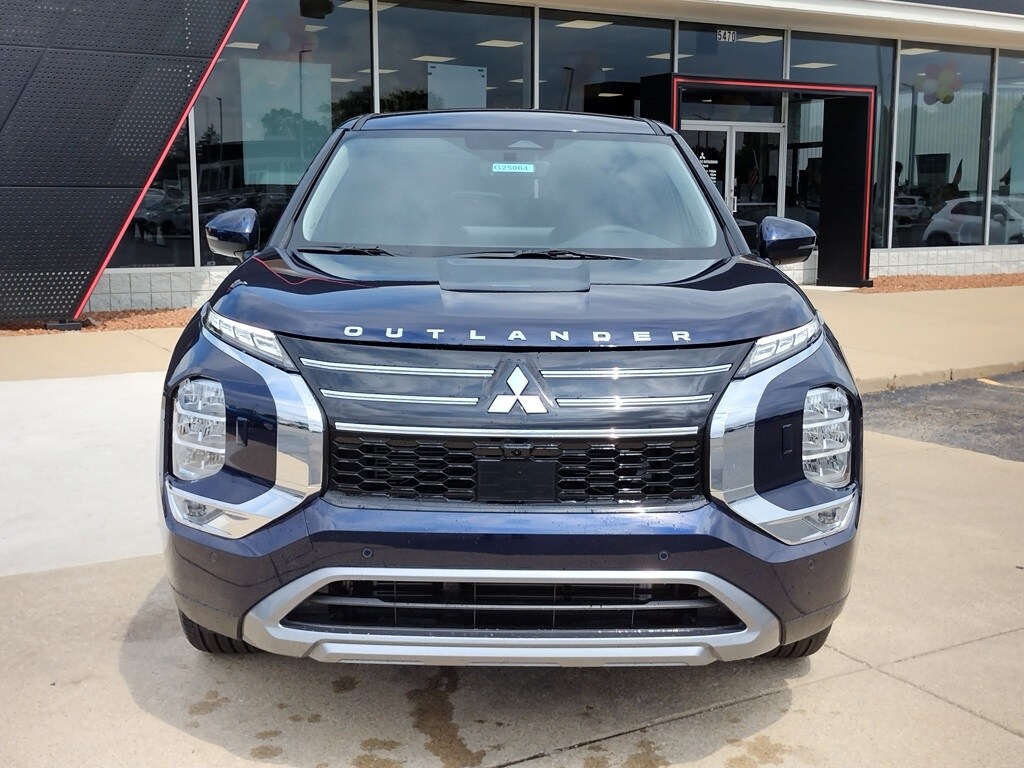 2025 Mitsubishi Outlander SE photo 2