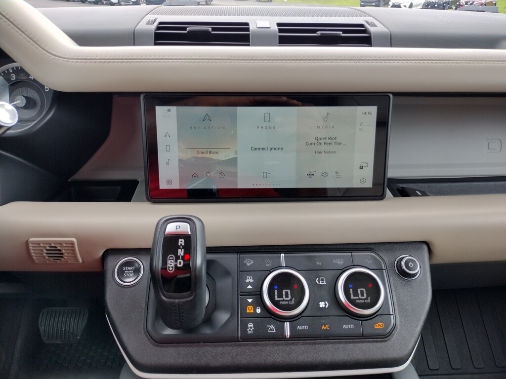 2020 Land Rover Defender Standard photo 3