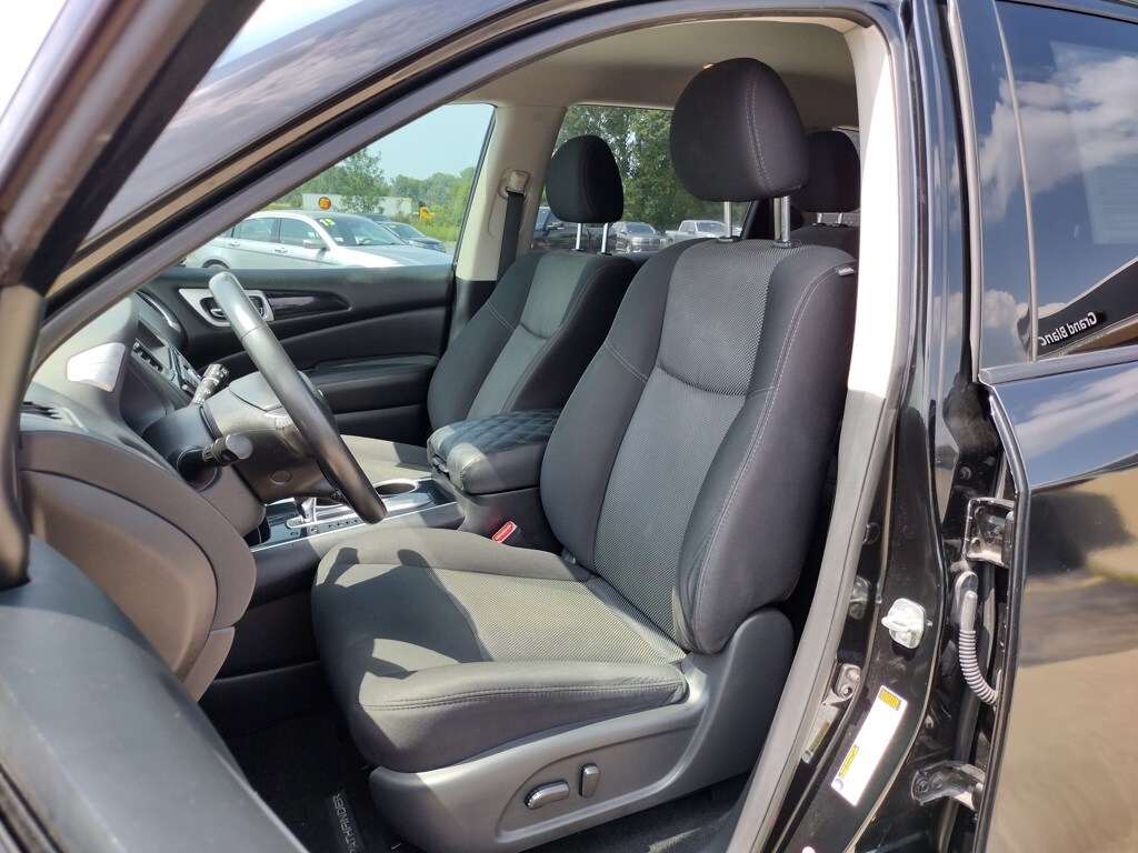 2020 Nissan Pathfinder SV photo 2