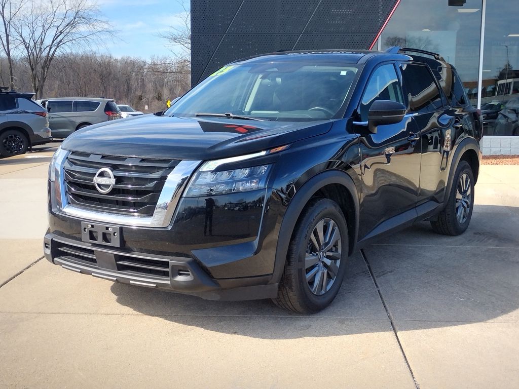 2023 Nissan Pathfinder SV