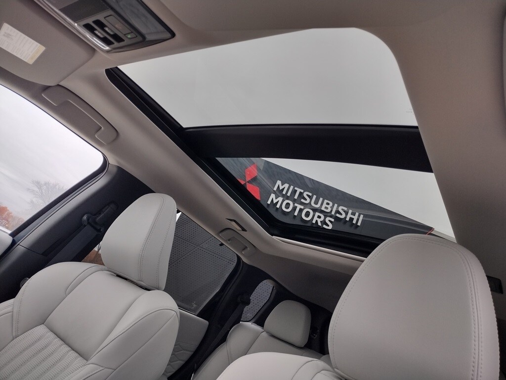 2025 Mitsubishi Outlander SEL photo 3