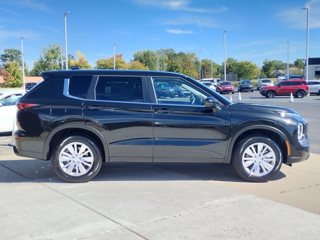 2025 Mitsubishi Outlander ES photo 4