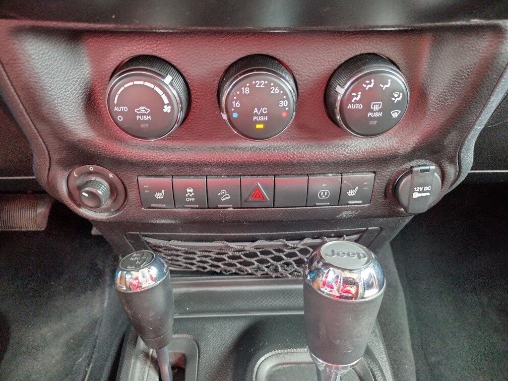 2017 Jeep Wrangler Unlimited Sahara photo 4