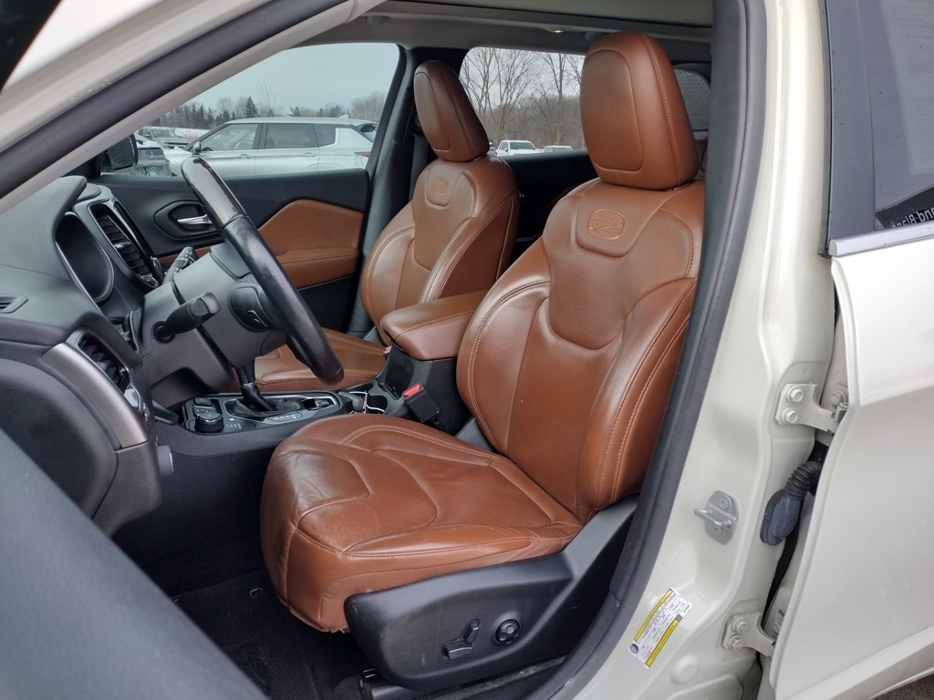 Used 2019 Jeep Cherokee Overland with VIN 1C4PJMJX5KD160997 for sale in Grand Blanc Township, MI