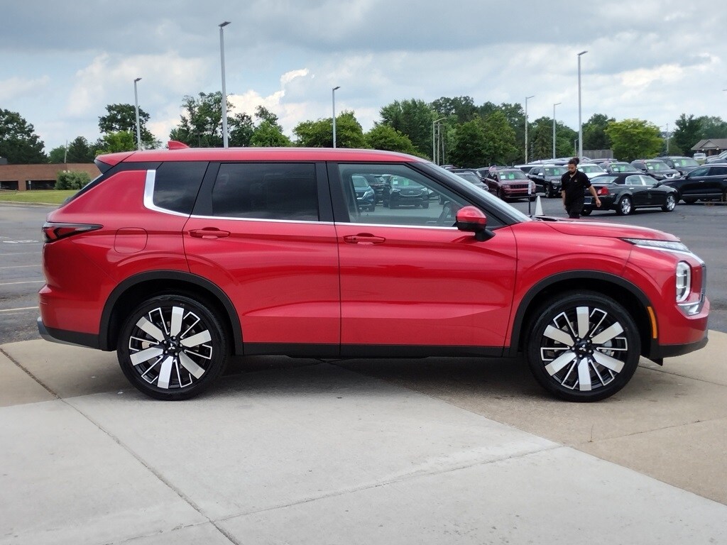 2025 Mitsubishi Outlander SE photo 4