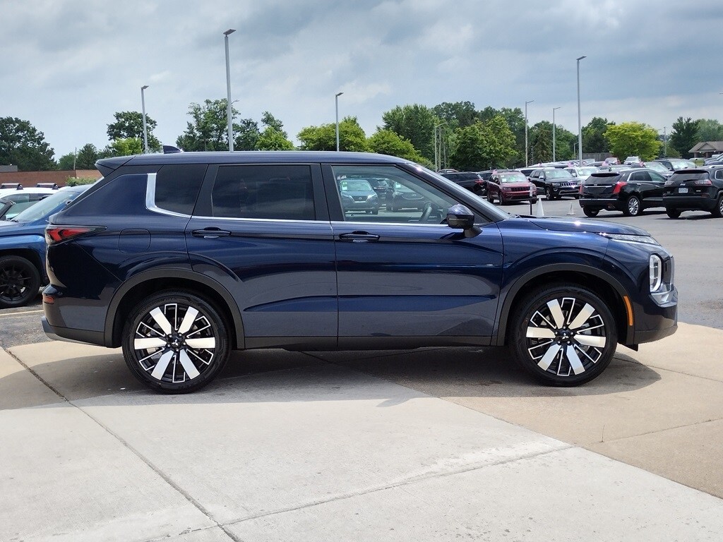 2025 Mitsubishi Outlander SE photo 4