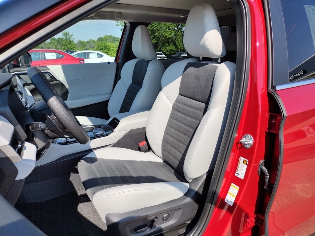 2025 Mitsubishi Outlander SE photo 2