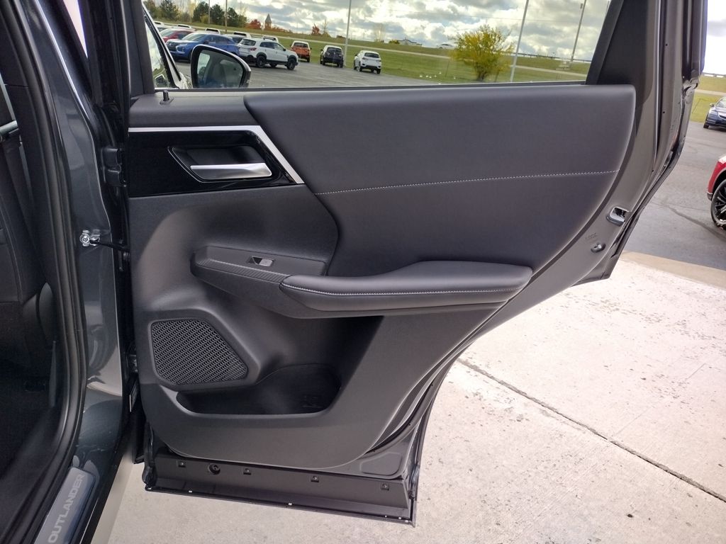 2025 Mitsubishi Outlander Plug-in Hybrid SE - Photo 31