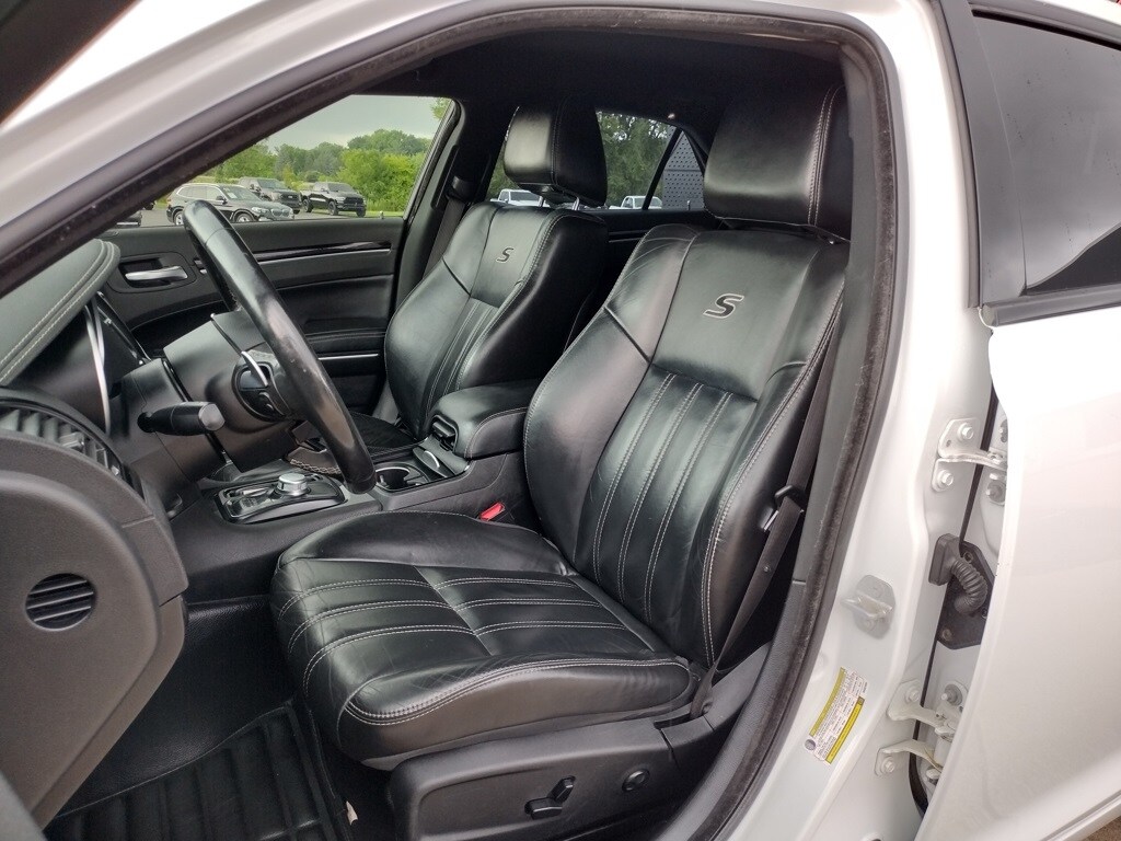 2019 Chrysler 300 S photo 2