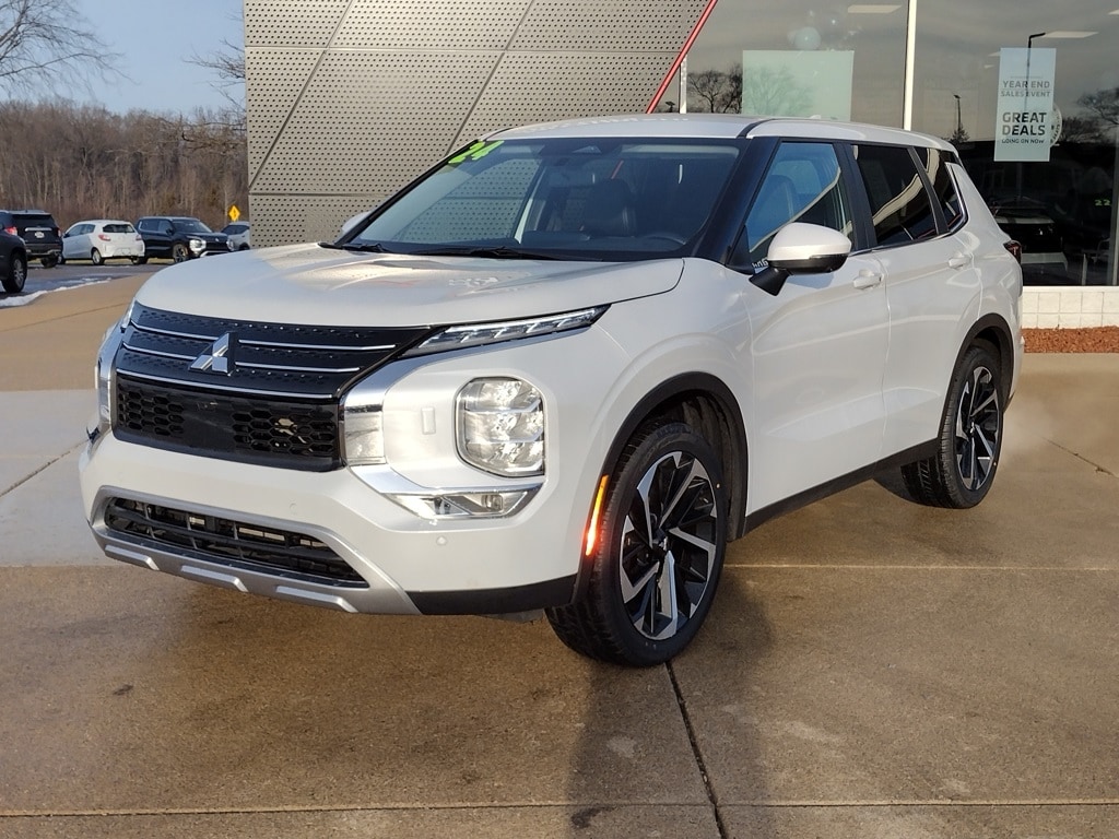 2024 Mitsubishi Outlander SE's photo