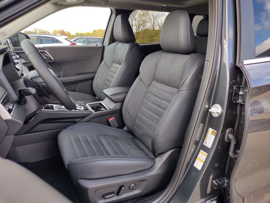 2025 Mitsubishi Outlander Plug-in Hybrid SE - Photo 8