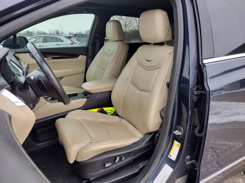 Used 2017 Cadillac XT5 Luxury with VIN 1GYKNDRS3HZ287891 for sale in Grand Blanc Township, MI