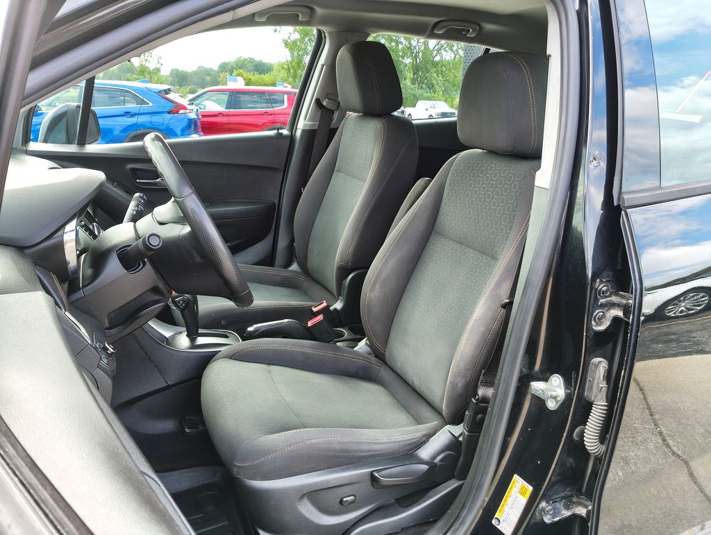 Used 2018 Chevrolet Trax LS with VIN 3GNCJNSB5JL225063 for sale in Grand Blanc Township, MI