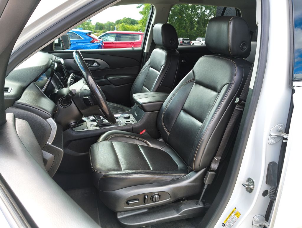 Used 2019 Chevrolet Traverse Premier with VIN 1GNERKKW8KJ318672 for sale in Grand Blanc Township, MI