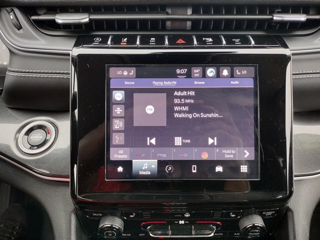 2023 Jeep Grand Cherokee Laredo photo 3