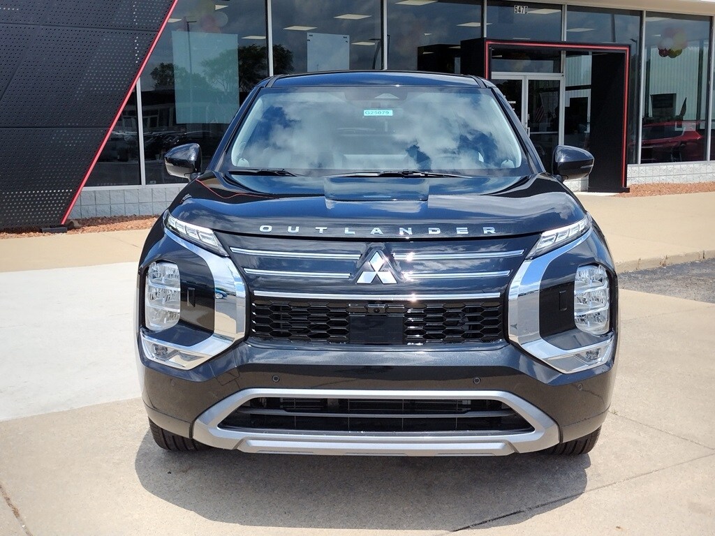 2025 Mitsubishi Outlander SE photo 2