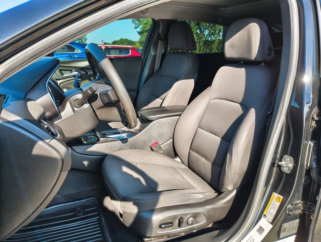 Used 2019 Chevrolet Malibu LT with VIN 1G1ZD5ST9KF221282 for sale in Grand Blanc Township, MI