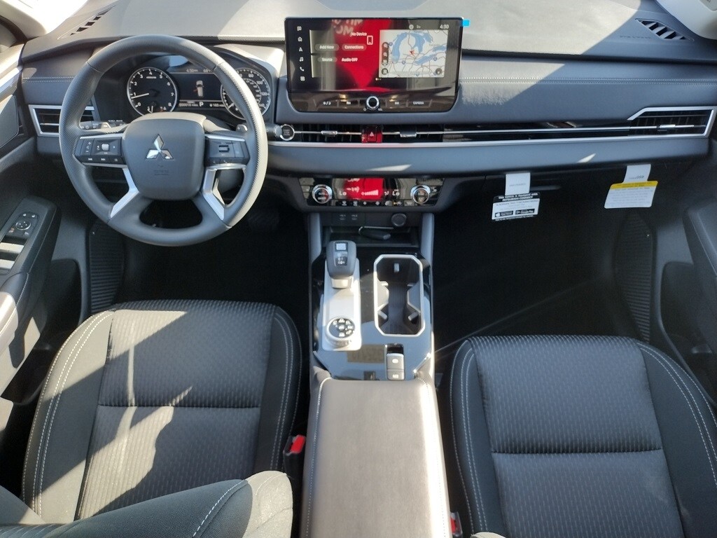 2025 Mitsubishi Outlander ES photo 2