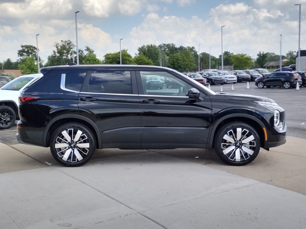 2025 Mitsubishi Outlander SE photo 4