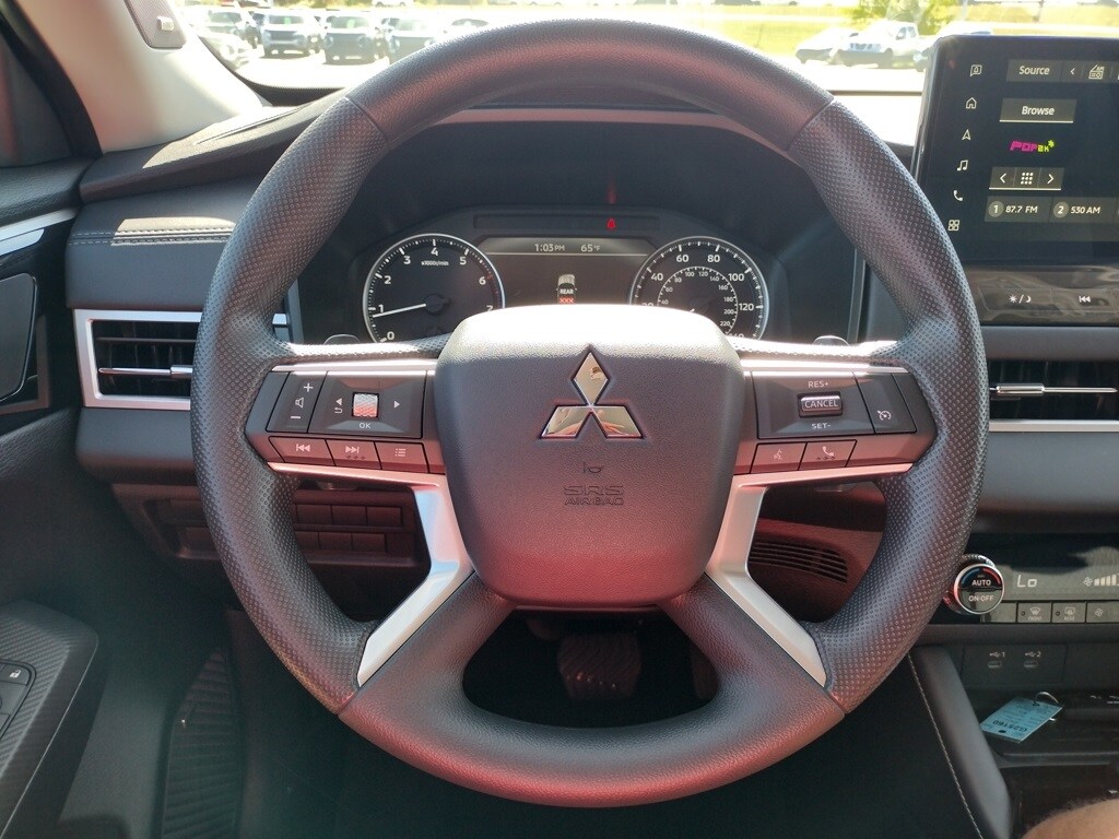 2025 Mitsubishi Outlander ES photo 3