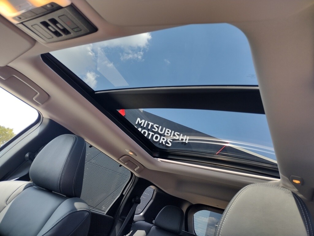 2025 Mitsubishi Outlander PHEV SEL photo 3