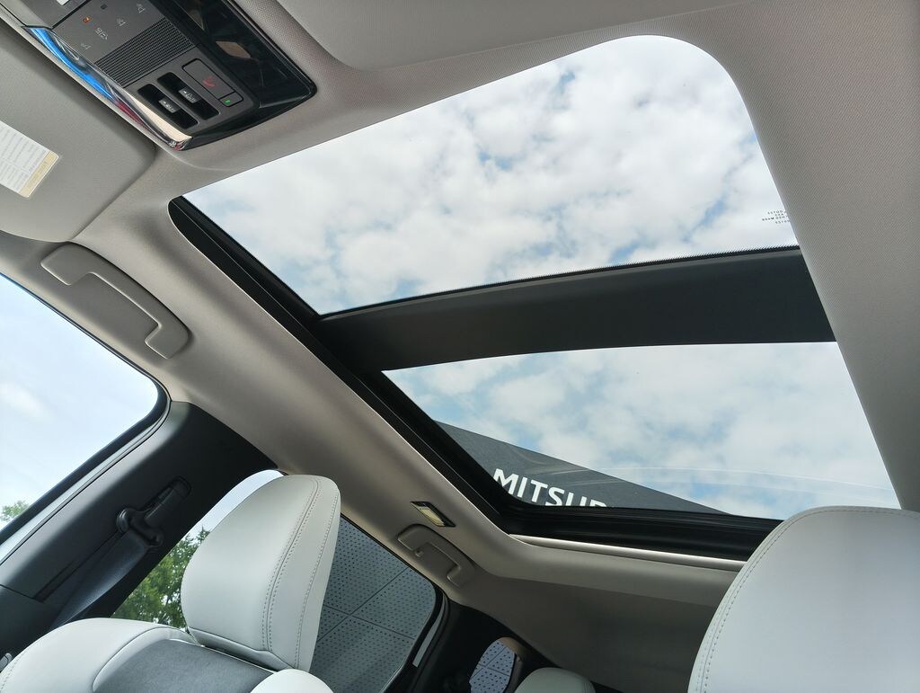 New 2026 Mitsubishi Outlander SE SUV