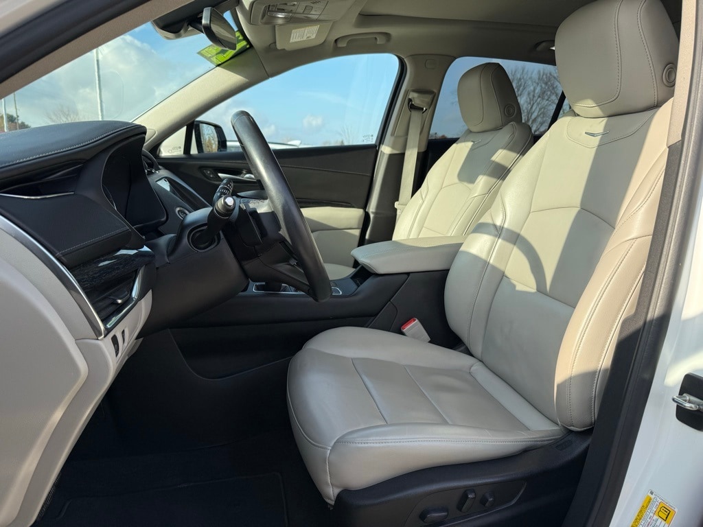 2022 Cadillac XT4 Premium Luxury photo 2