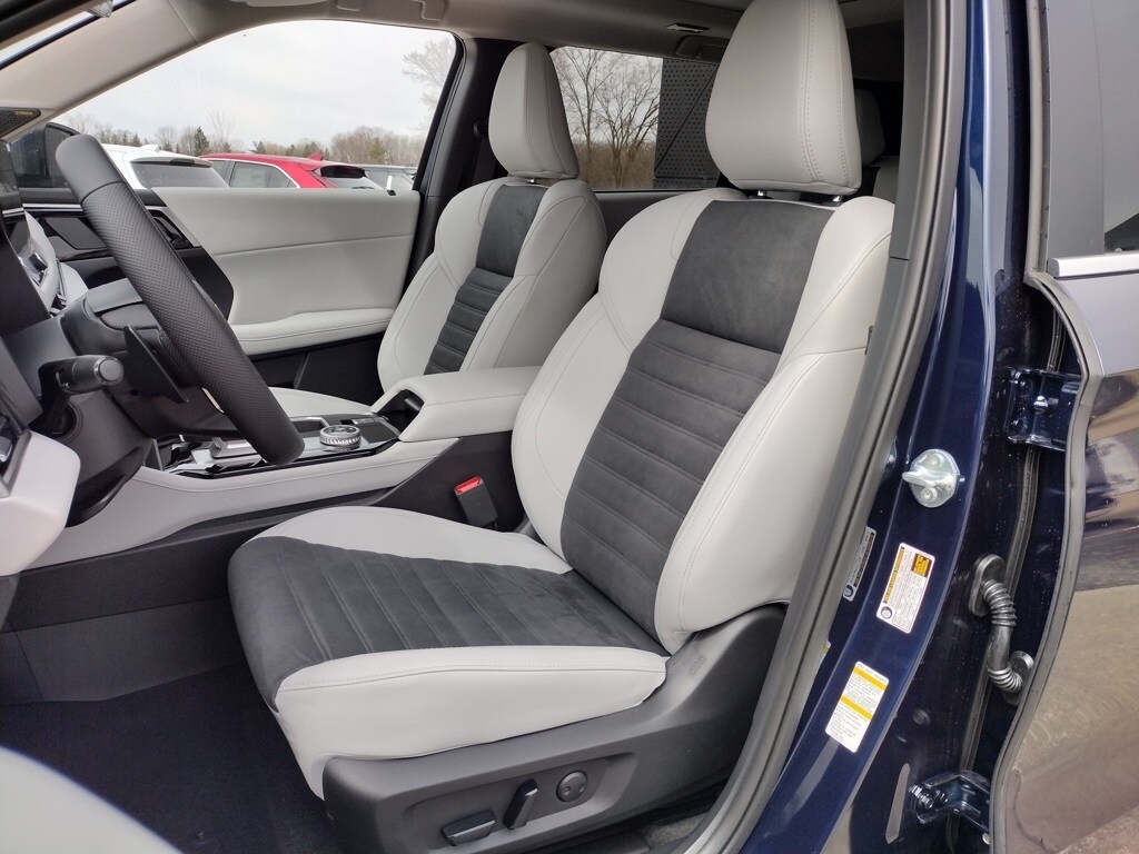 2025 Mitsubishi Outlander SE photo 2