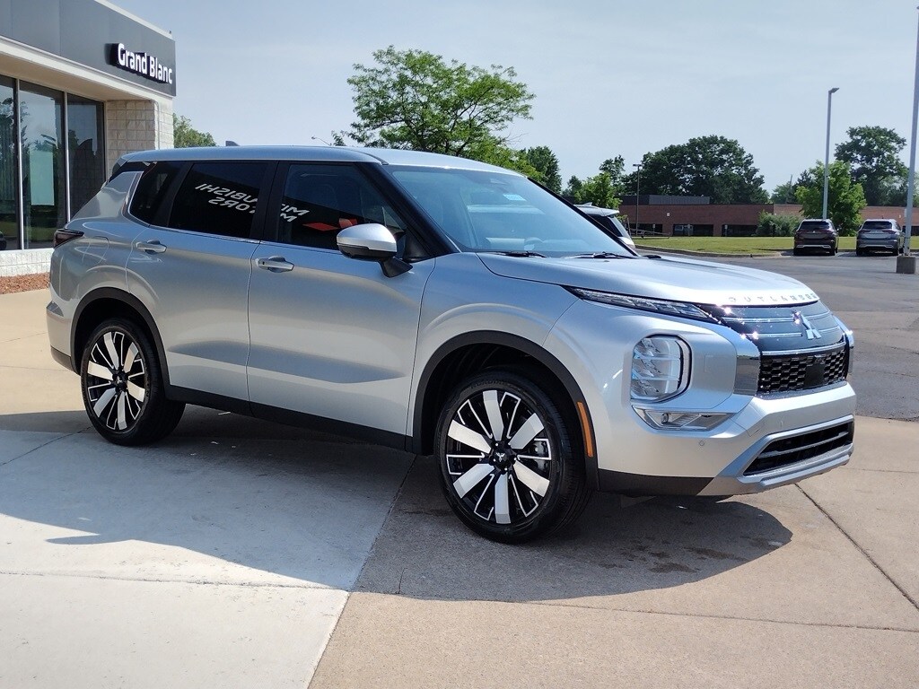 2025 Mitsubishi Outlander SE photo 3