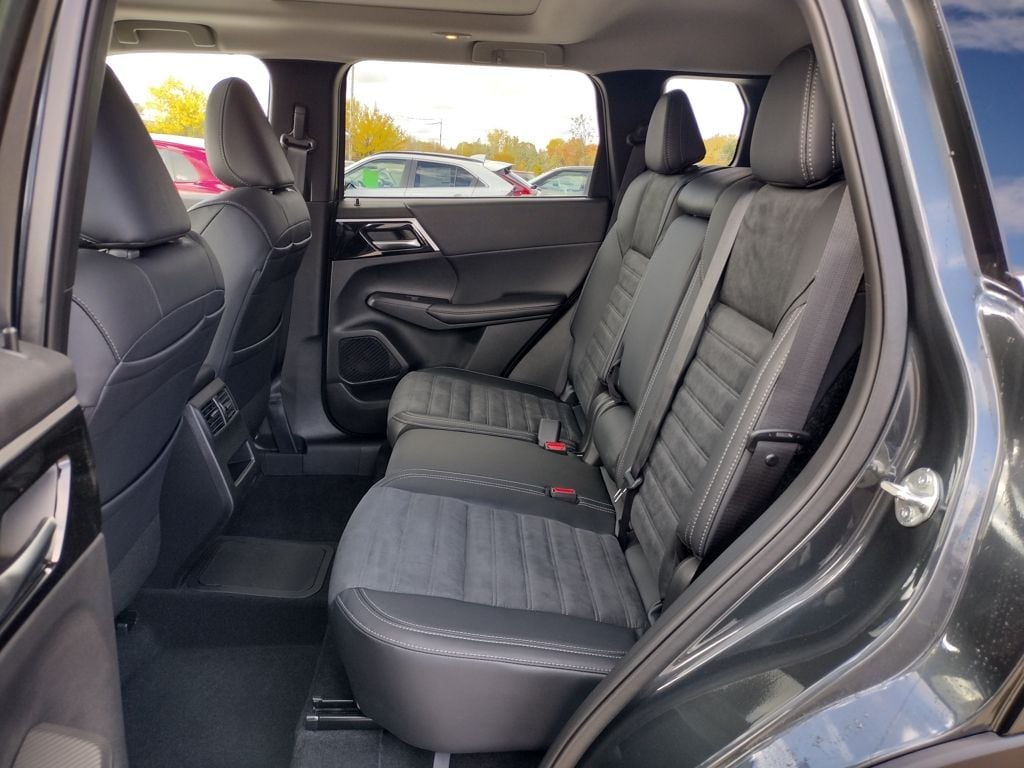 2025 Mitsubishi Outlander Plug-in Hybrid SE - Photo 9