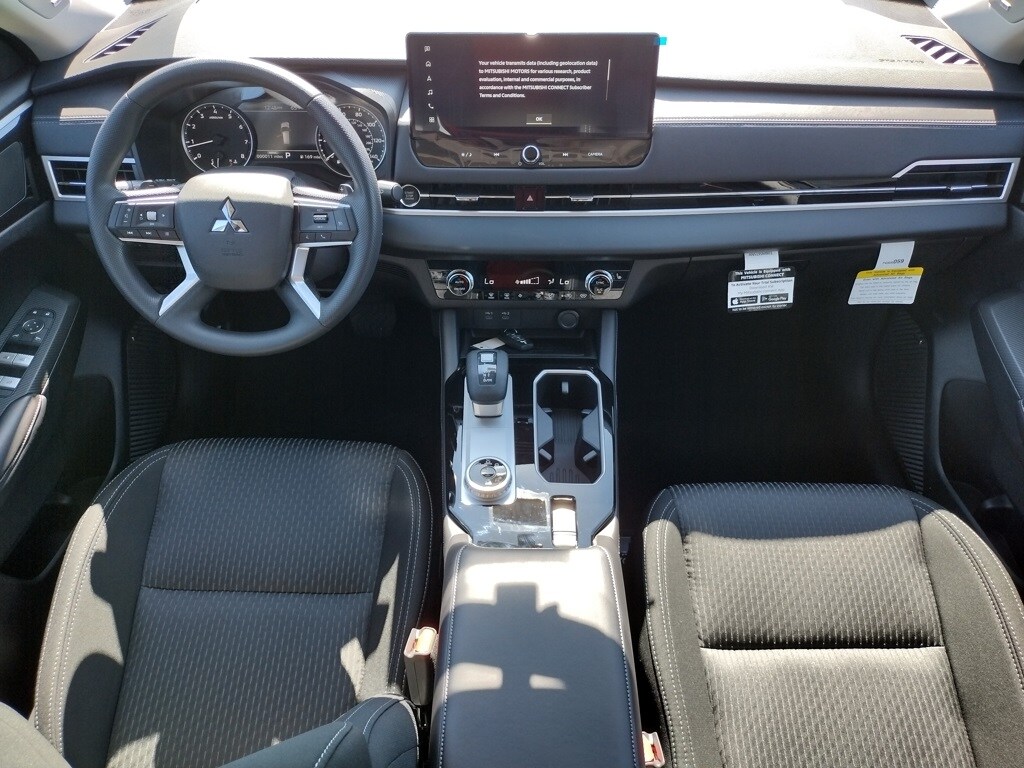 2025 Mitsubishi Outlander ES photo 2