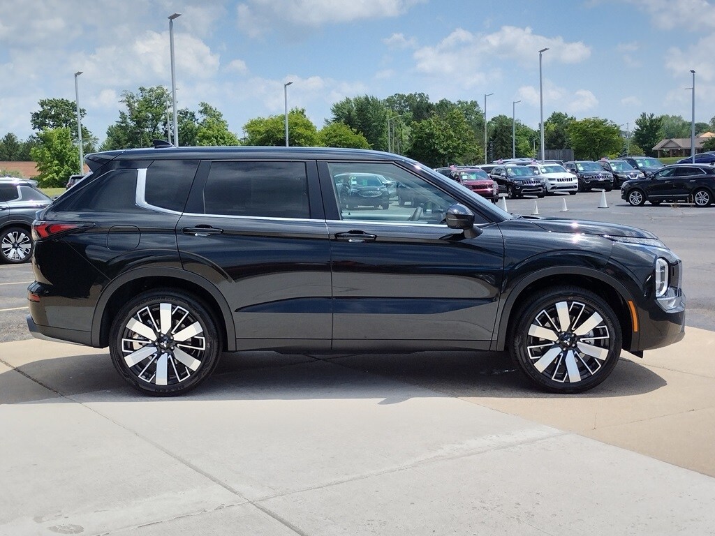2025 Mitsubishi Outlander SE photo 4