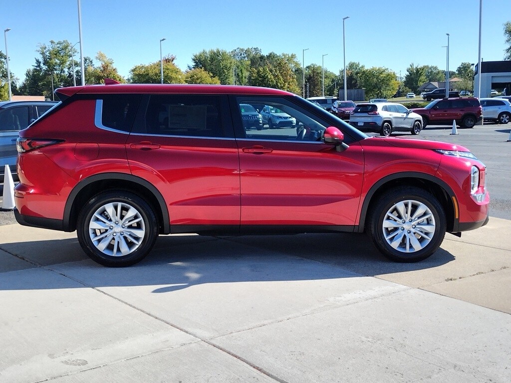 2025 Mitsubishi Outlander ES photo 4