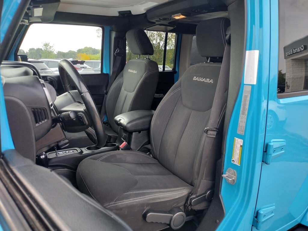 2017 Jeep Wrangler Unlimited Sahara photo 2