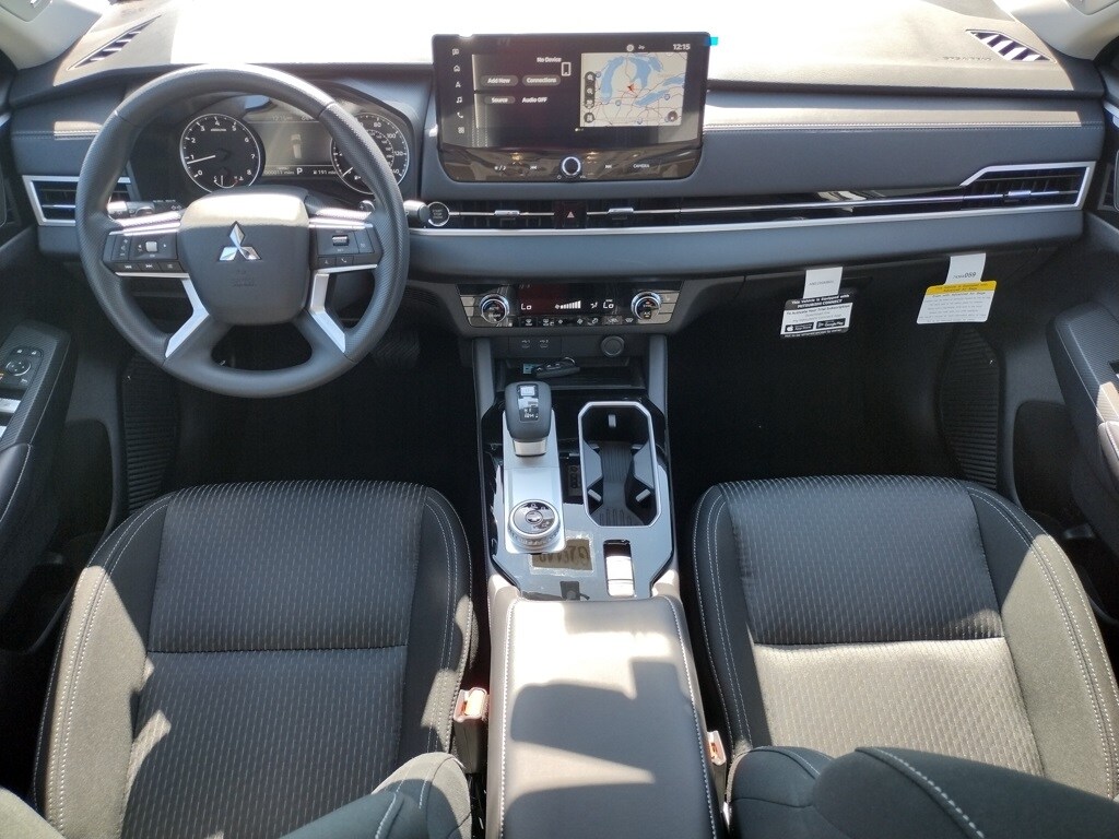 2025 Mitsubishi Outlander ES photo 2