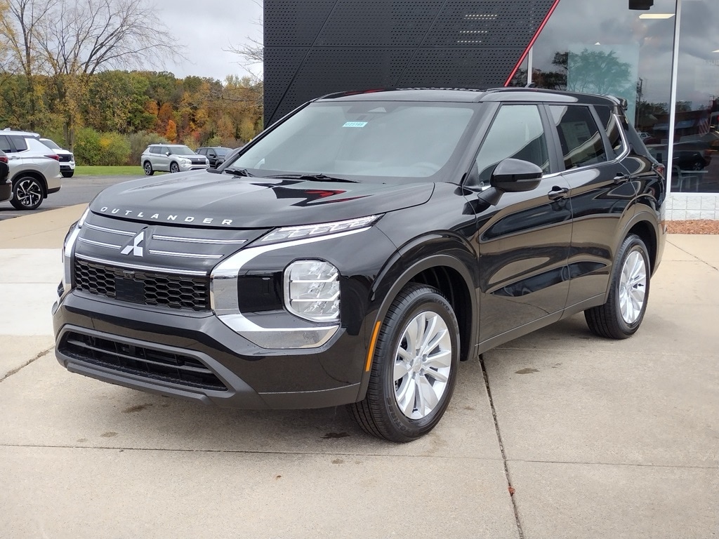 2025 Mitsubishi Outlander ES's photo