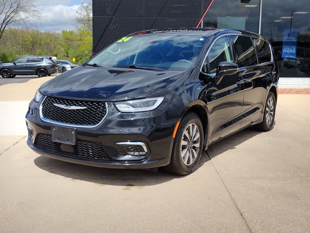 2024 Chrysler Pacifica Hybrid Select PHEV's photo